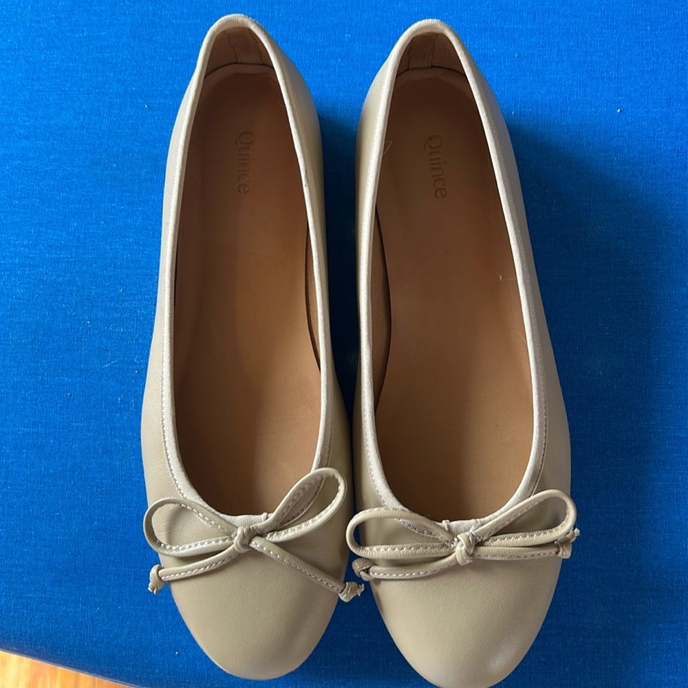 Quince Women’s 7 Italian Leather Bow Ballet Flats Beige Classic Quiet Luxury EUC